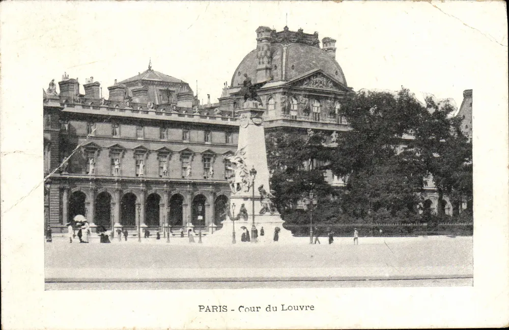 Paris - Cour do Louvre — vista da cour com monumento e edifícios — editor não identificado - Frente