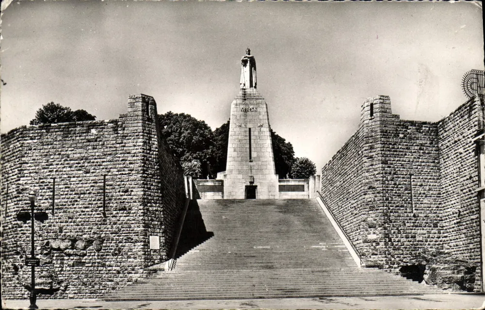 Verdun — Monumento aos Mortos — n° 4121 - Frente