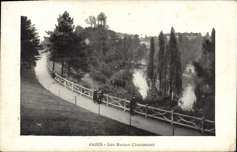 PARIS - Les Buttes-Chaumont — vista do caminho e do lago com um kiosco em segundo plano - Frente