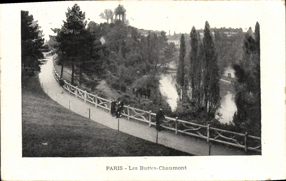 PARIS - As Buttes-Chaumont — vista do parque com passeio e lago - Frente