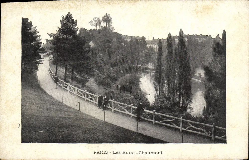 PARIS - As Buttes-Chaumont — vista do parque com trilha e lago, editor não visível - Frente
