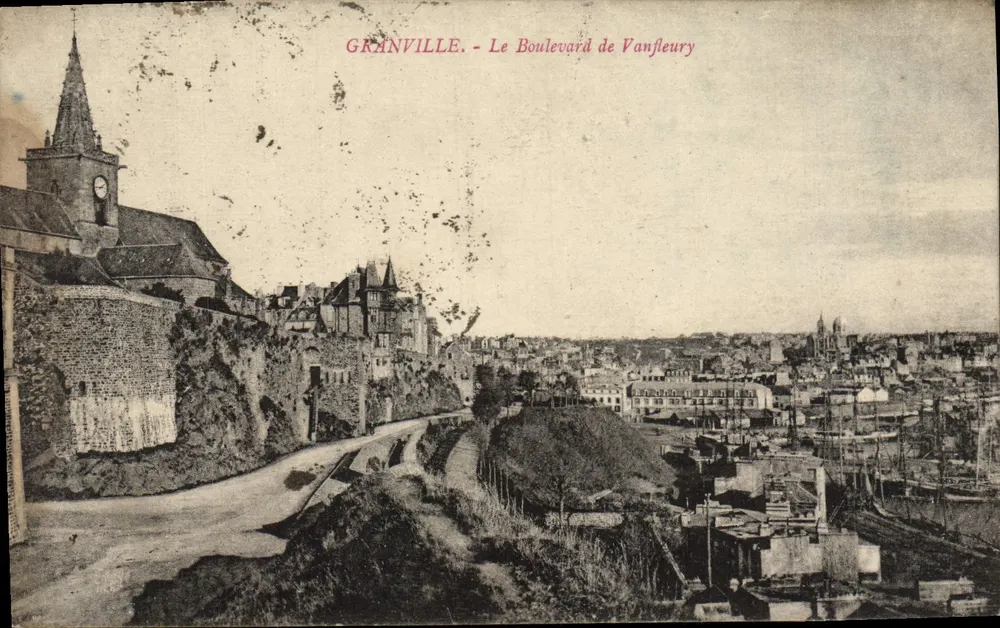 Granville - O Boulevard de Vanfleury — vista panorâmica com igreja e porto - Frente