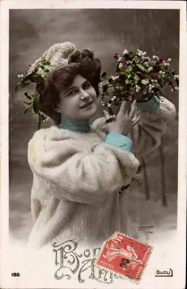 Femme en fourrure tenant un bouquet — Bonne Année — Phot. Bijou - Recto