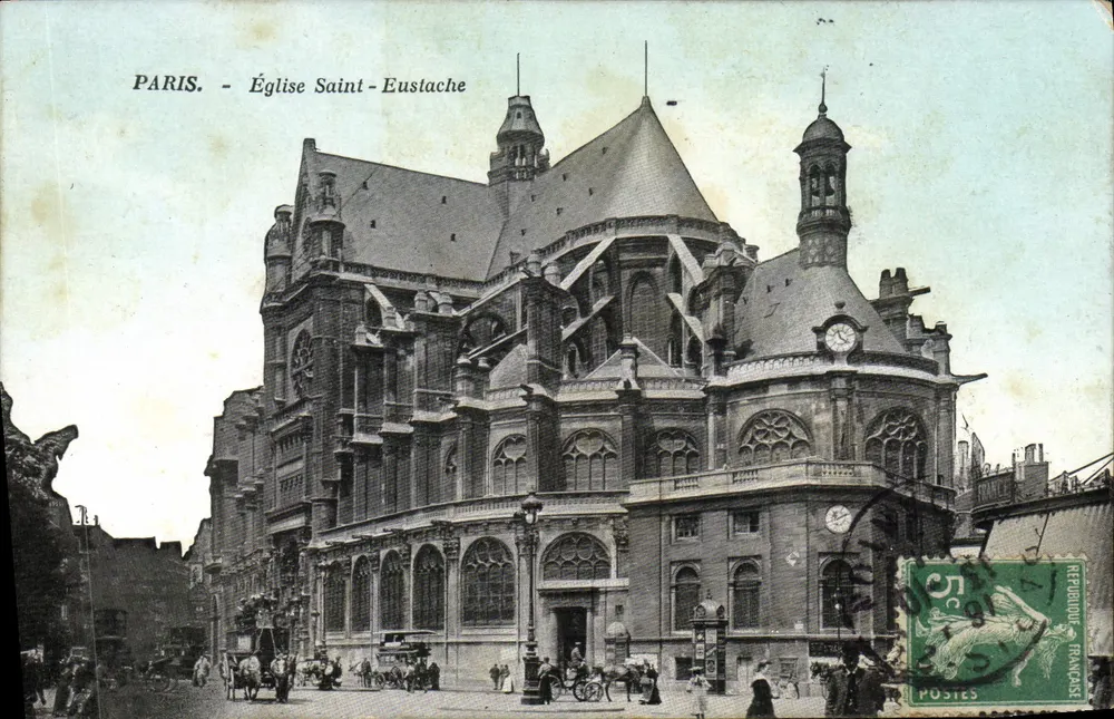 Paris - Igreja de São Eustáquio — vista do edifício com relógio e rua animada - Frente