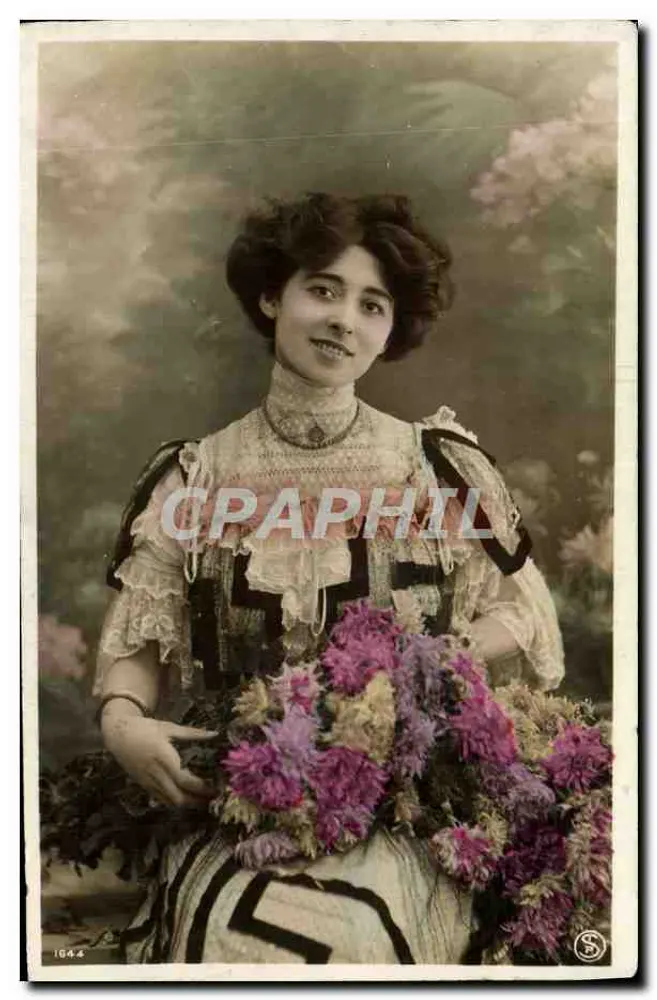 Jeune femme en robe à motifs — avec bouquet de fleurs — n°1644 - Recto
