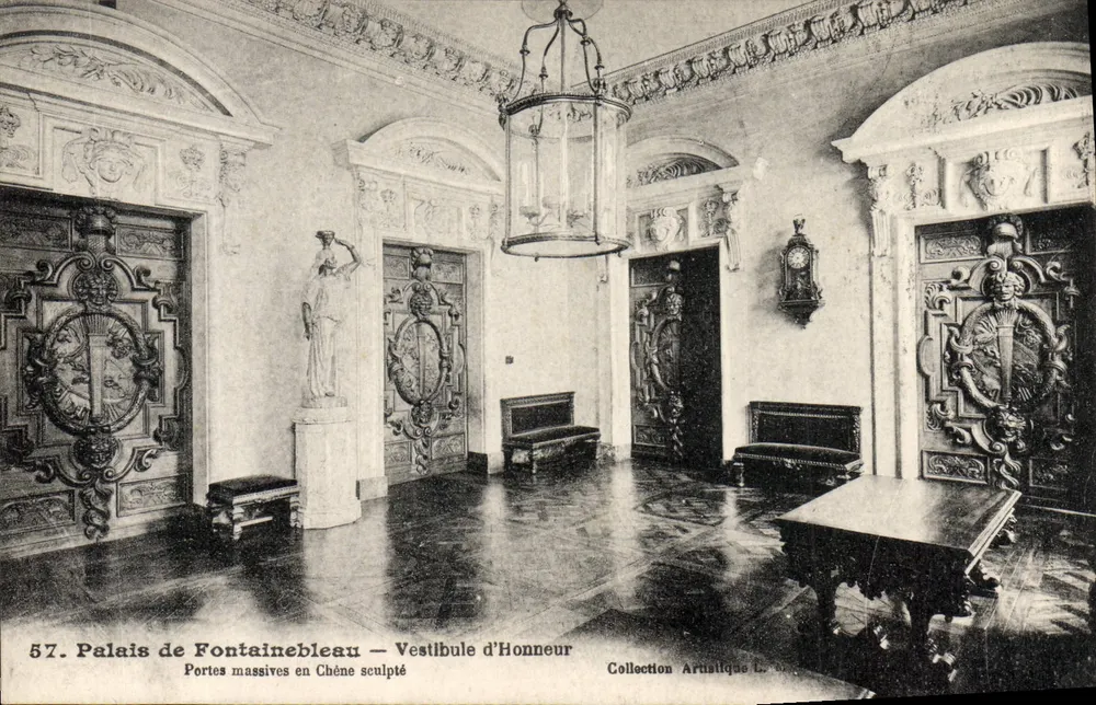 Palais de Fontainebleau — Vestibule d'Honneur — Portes massives en chêne sculpté — Collection Artistique L. Menard - Recto