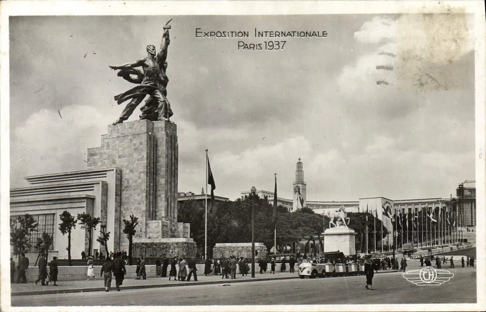 Internationale Ausstellung Paris 1937 — Gesamtansicht des Pavillon de l'U.R.S.S. — H. CHIPIAULT, Frankreich - Vorderseite