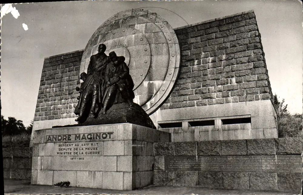Monument à André Maginot — statue de bronze sur socle en pierre — éditeur PHOTO VERITA - Frente