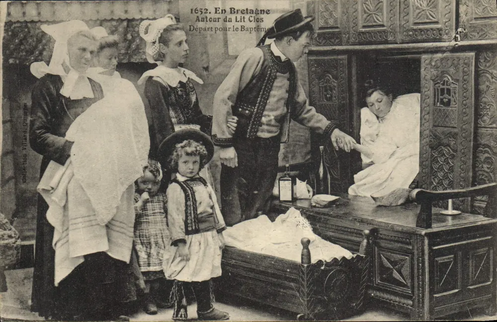 In der Bretagne — Um das geschlossene Bett — Abreise zur Taufe — Édition Vilhara Othine - Vorderseite
