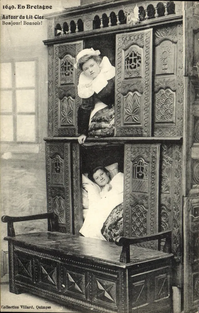 In der Bretagne — Um das Bett — Collection Villard, Quimper - Vorderseite