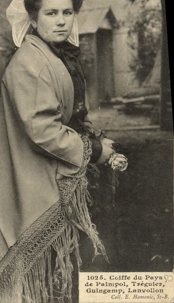 Junge Frau in traditioneller Kopfbedeckung — Pays de Paimpol, Tréguier, Guingamp, Lanvollon — Sammlung E. Hamonic, St-B. - Vorderseite