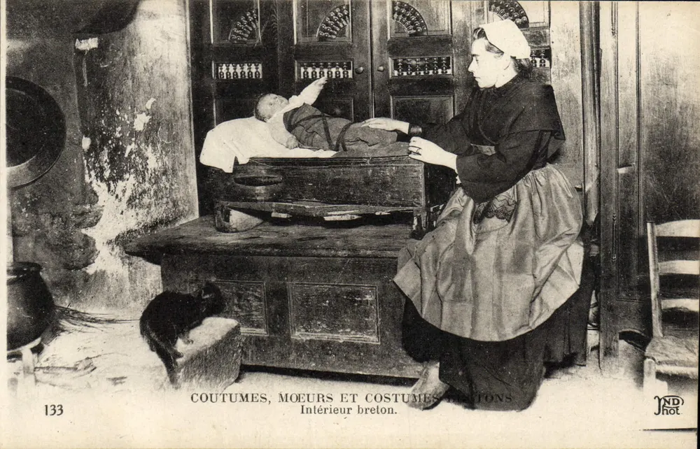 Bretoneisches Interieur — eine Frau betreut ein Kind auf einem Bett — JND HOT, n° 133 - Vorderseite