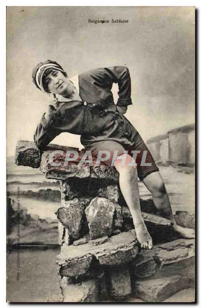 Sablaise Badekleidung — Frau in Badekleidung auf Felsen — Verlag: Sammlung Albert-Antoine, Sablais-d'Quinorm - Vorderseite