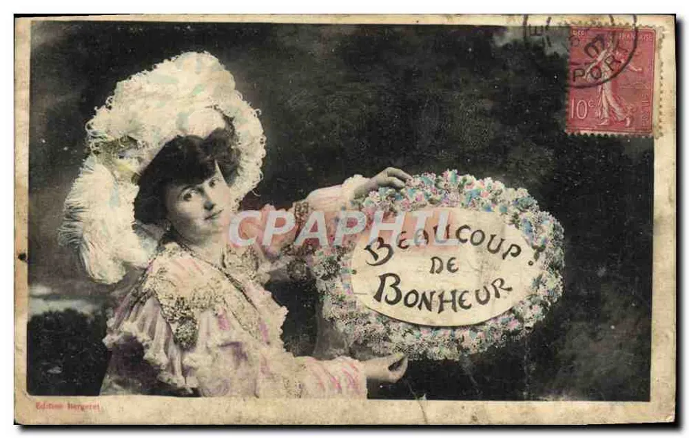 Femme en chapeau à plumes — tenant un couronne de fleurs avec inscription 'Beaucoup de Bonheur' — Édition Bergeret - Vorderseite