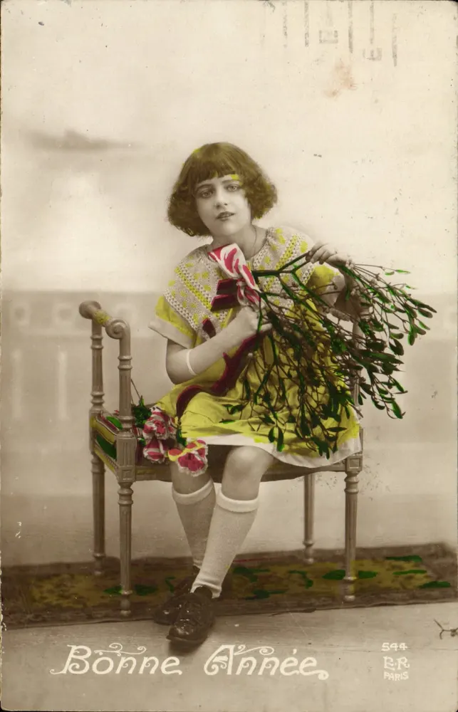 Mulher em vestido amarelo segurando um arbusto de gui — Boa Ano — E.R. PARIS n°594 - Frente