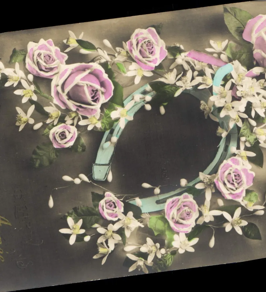 Corona de flores alrededor de una cincha — editor no visible - Anverso