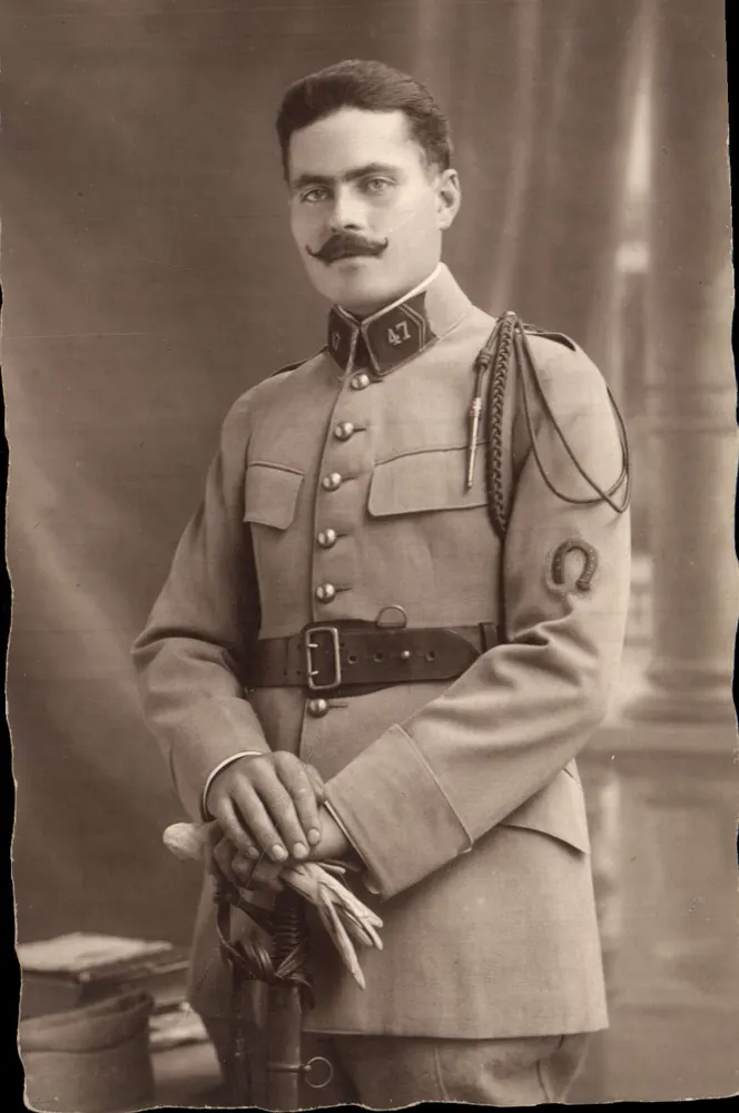 Soldat im Uniform — Portraitstudio — Herausgeber nicht sichtbar - Vorderseite