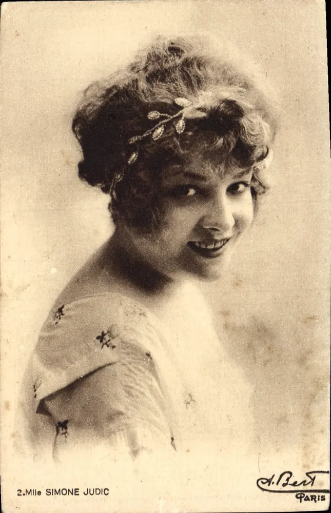 Mlle Simone Judic — retrato — A. Bert, Paris - Frente