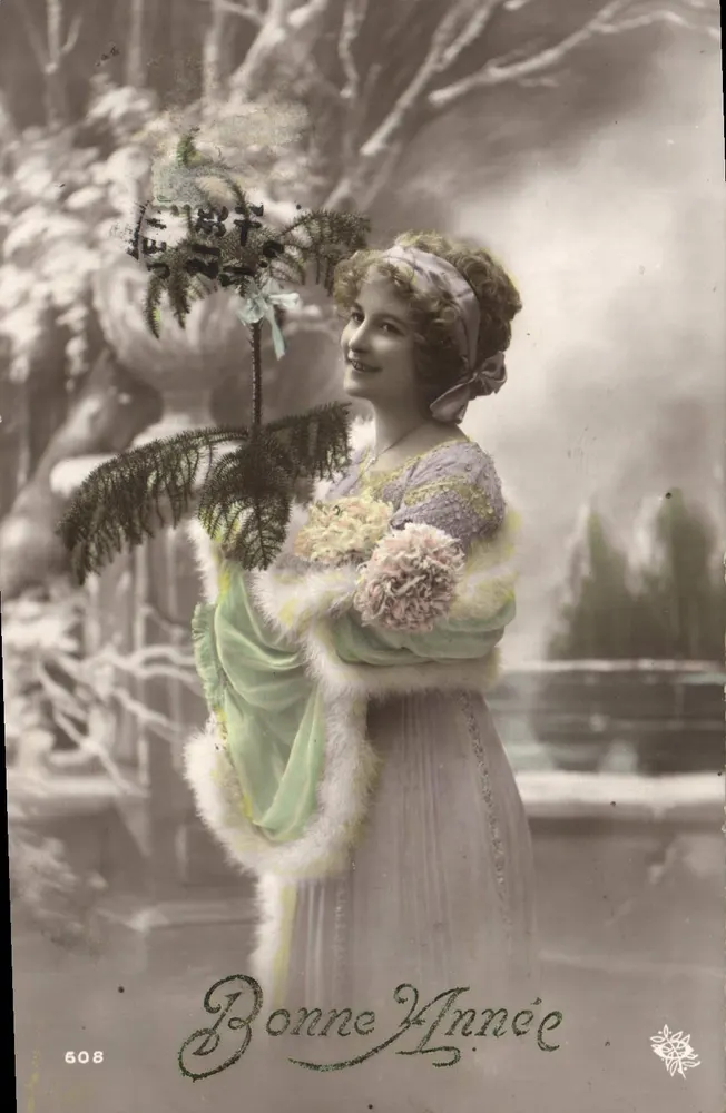 Femme en robe de style 1900 — décor hivernal — éditeur anonyme, n° 608 - Recto
