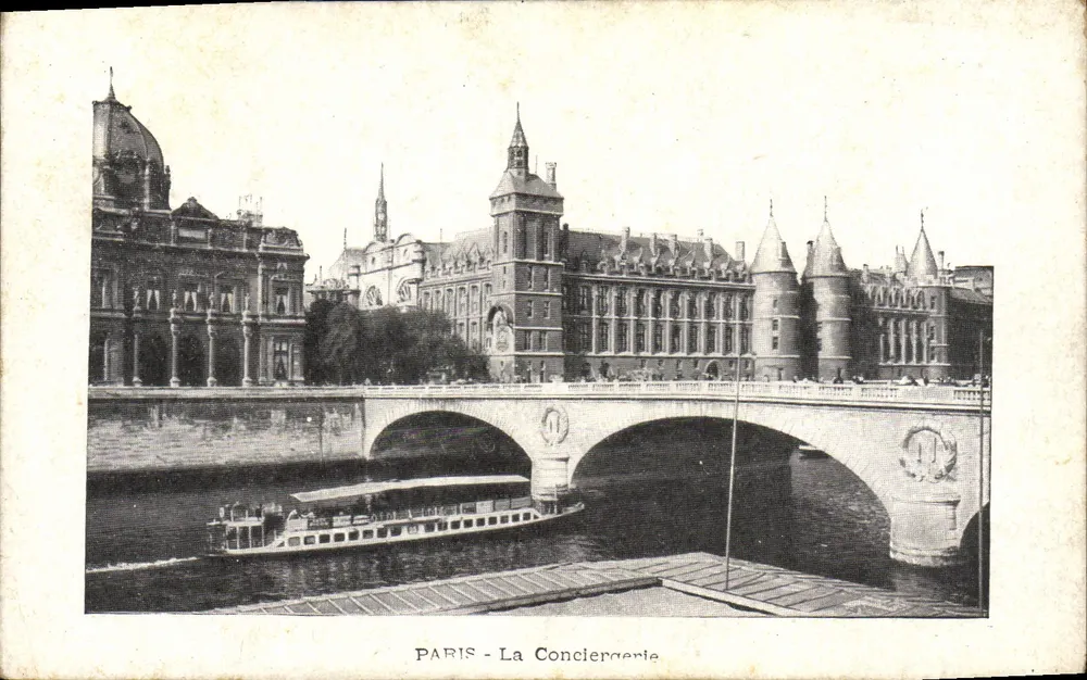 Paris - A Conciergerie — vista do ponte e do rio com barco — editor não visível - Frente