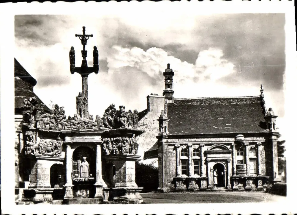 Guimiliau — Calvarienberg und Kapelle des 17. Jahrhunderts - Vorderseite