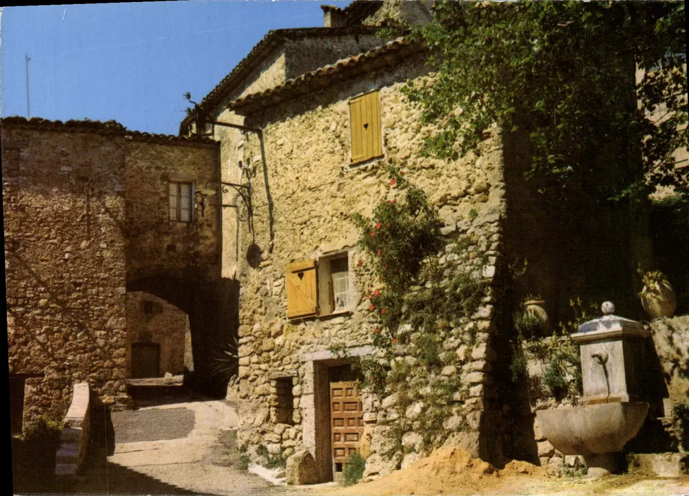 Provençal Dorf — Ansicht von Gassen und Brunnen — Les Éditions de France - Vorderseite