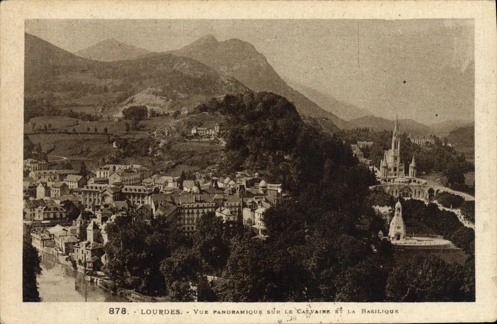 Lourdes — Panoramablick auf den Calvary und die Basilika - Vorderseite
