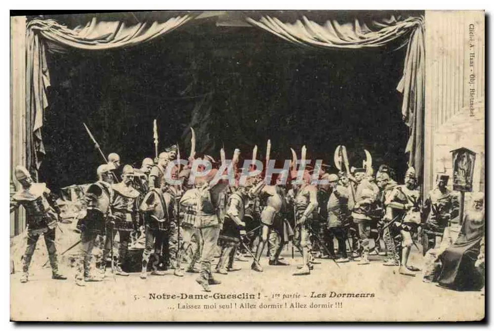 Notre-Dame-Guesclin - 1. Teil - Die Schlafenden — Theater-Szene mit gepanzerten Soldaten und einer sitzenden Frau — Verleger Clair & Héras, 1903 - Vorderseite