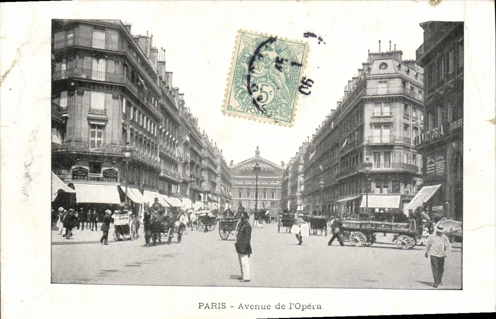PARYŻ - Avenue de l'Opéra — widok miejski z pałacami i karetami — wydawca nieznany - Awers