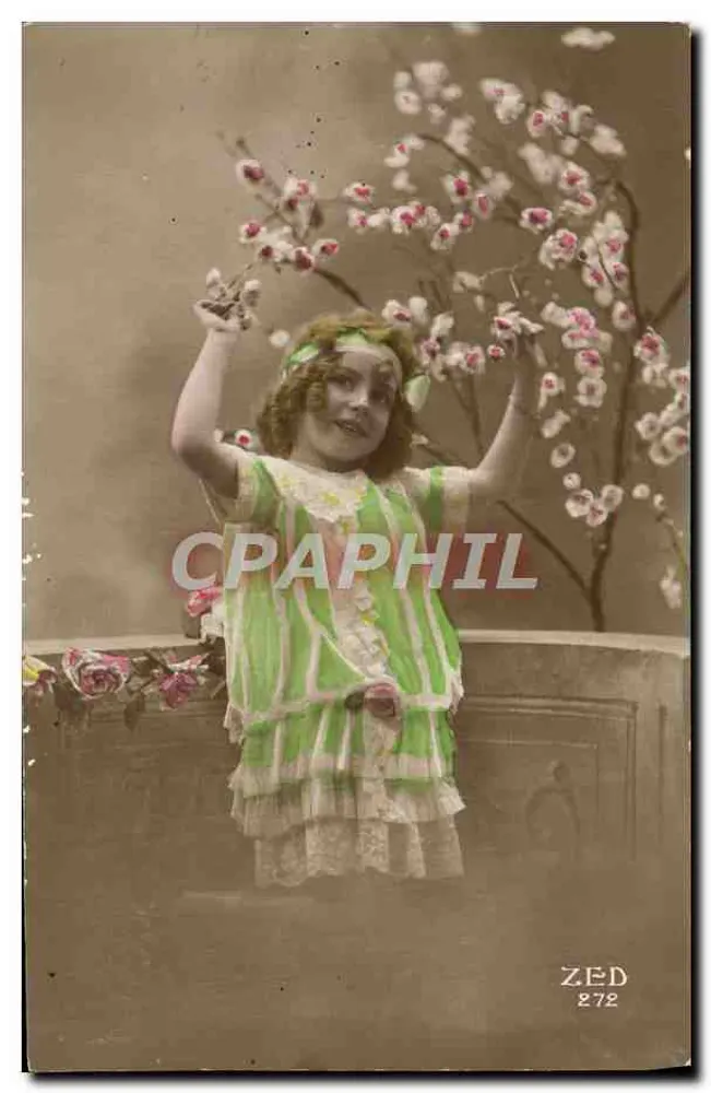 Menina brincando com flores — ZED 272 — Editor ZED - Frente