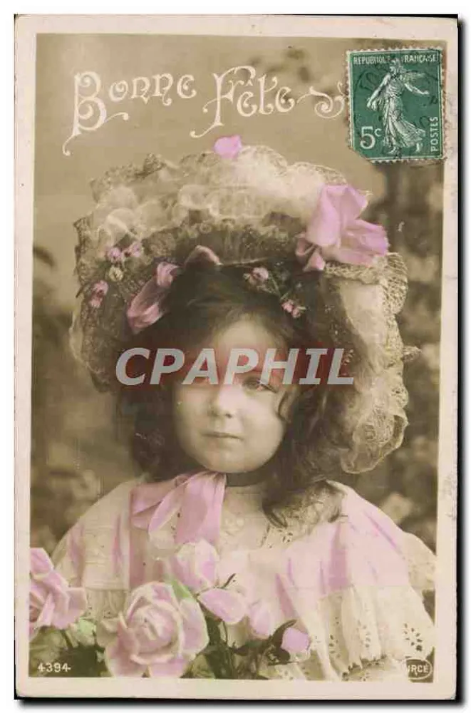 Menina com vestido e chapéu decorados com rosas — Feliz Aniversário — editor RCE, n° 4394 - Frente