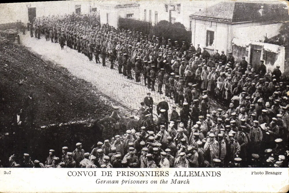 Convoi de prisonniers allemands — scène de marche en ville — Photo Branger, n° 807 - Vorderseite