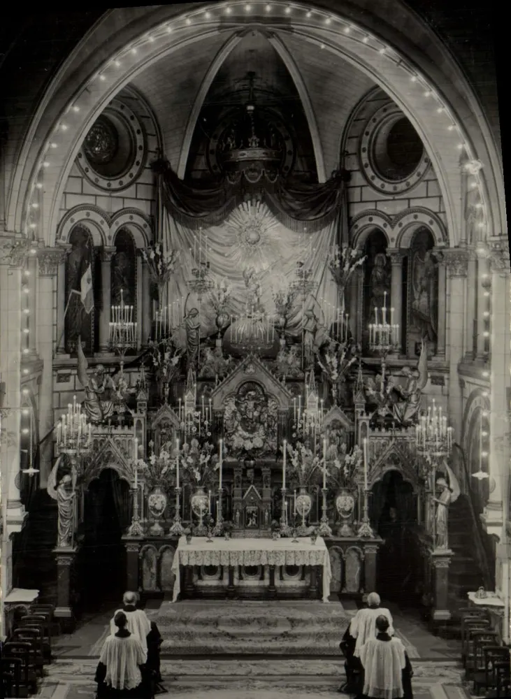 Wnętrze kościoła — religijna uroczystość — wydawca nieznany - Awers