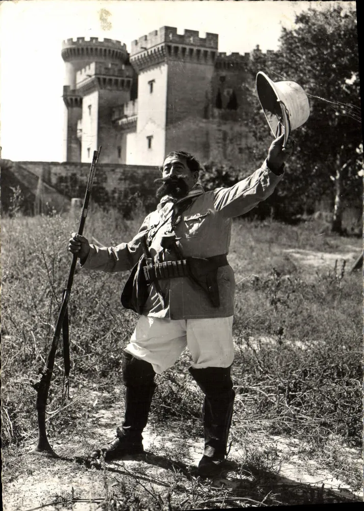 Soldat en uniforme — devant le château de Tarascon — Éditions des Frères Lumières - Frente