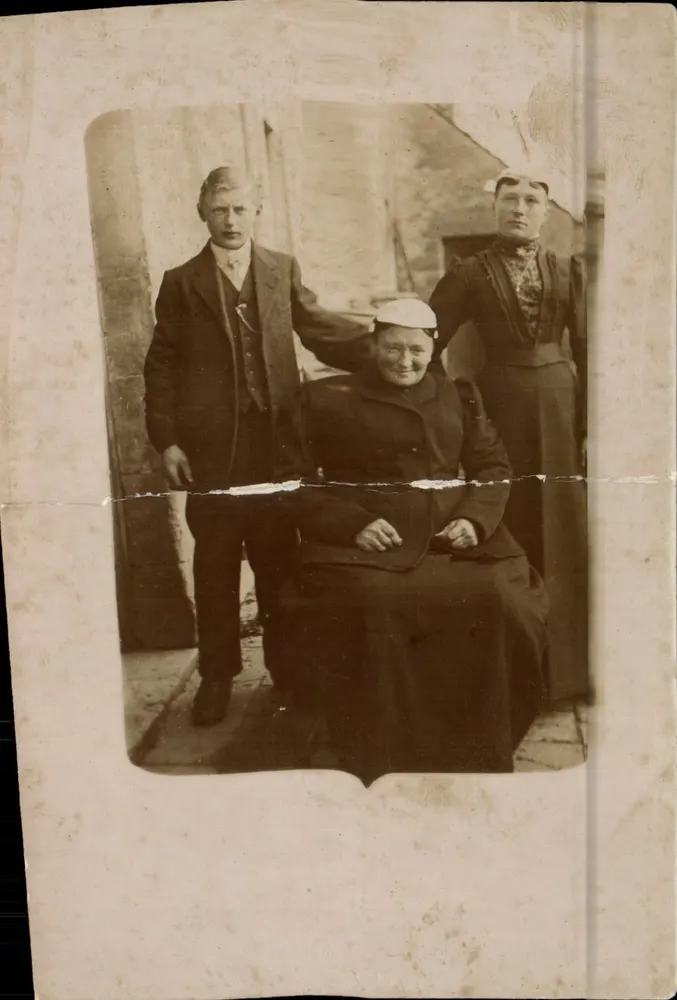Trois personnes — scène de rue — éditeur C. Guillon & Cie, Paris - Vorderseite
