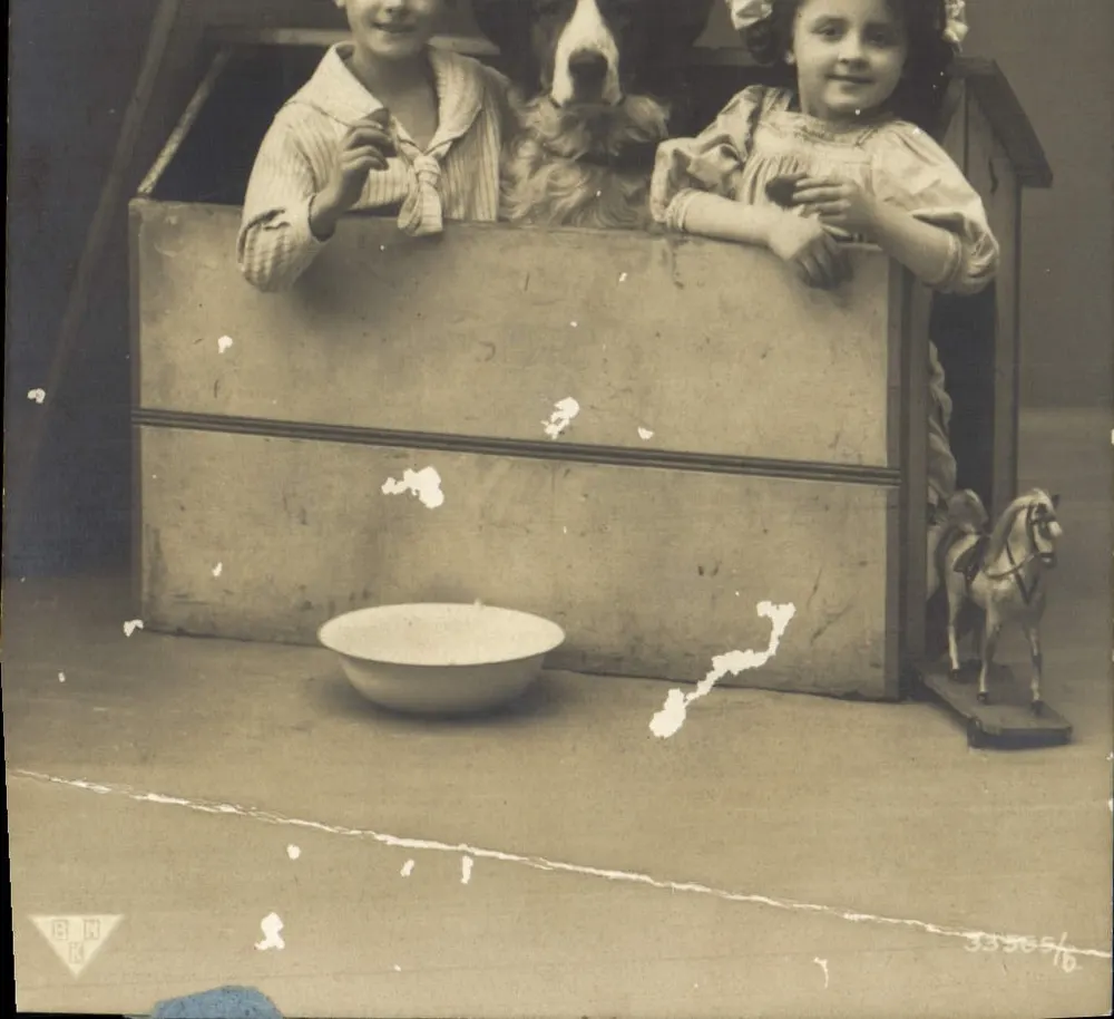 Deux enfants et un chien dans une cabane — scène de jeu avec un cheval en bois — éditeur non visible, n° de série 33365/6 - Vorderseite