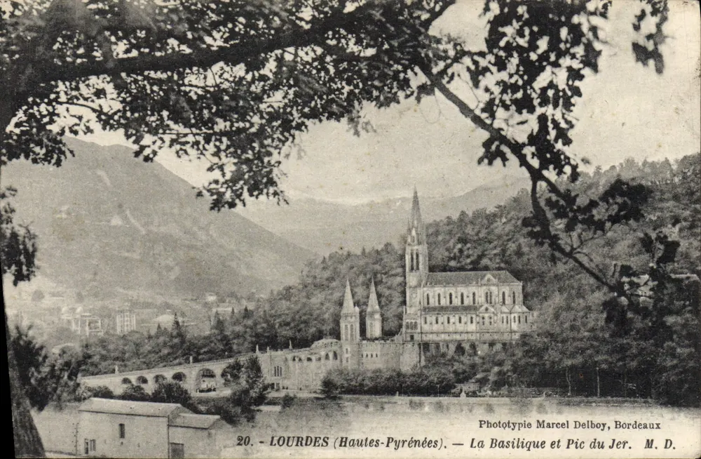 LOURDES (Hautes-Pyrénées) — A Basílica e o Pic du Jer — Fototipia Marcel Delboy, Bordeaux, n°20 - Frente