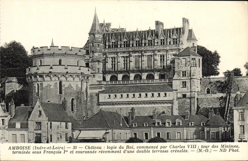 Amboise (Indre-et-Loire) — Castelo : logis do Rei, iniciado por Carlos VIII ; torre dos Minimes — ND Phot. - Frente