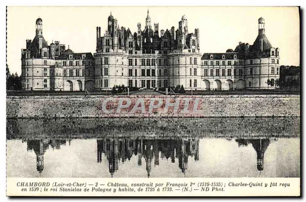 Chambord (Loir-et-Cher) — Castelo, construído por Francisco I (1519-1535); Carlos V foi recebido lá em 1539; o rei Stanislas da Polônia lá habitou de 1725 a 1733 — ND Phot. - Frente