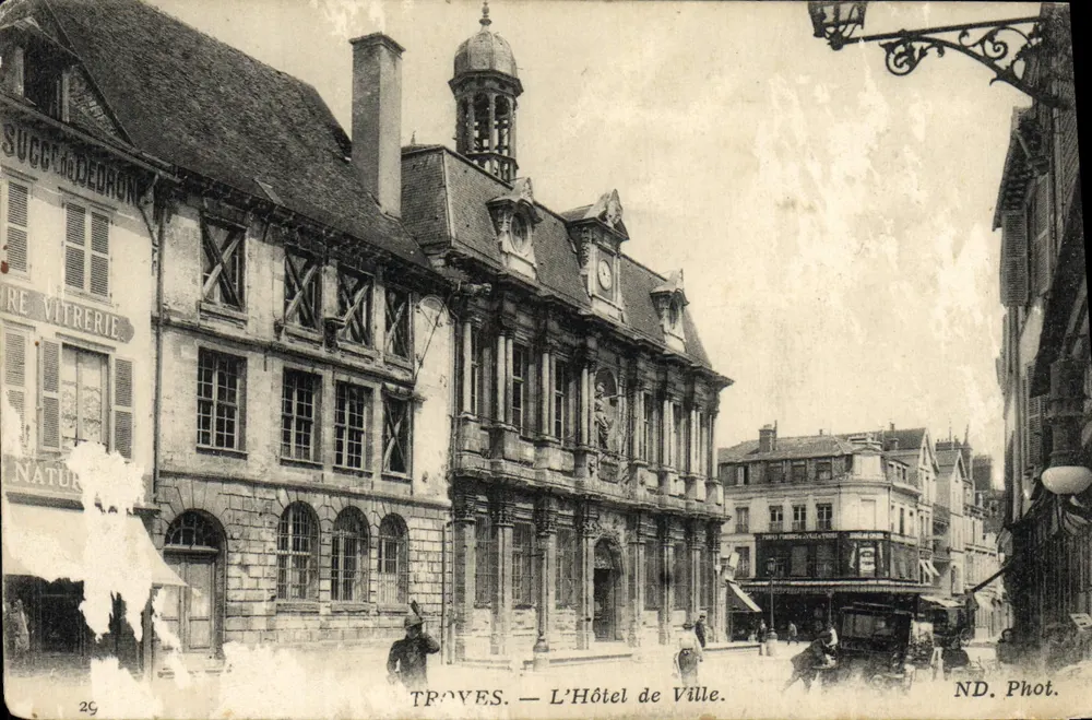 Troyes — L'Hôtel de Ville — ND. Phot. - Frente