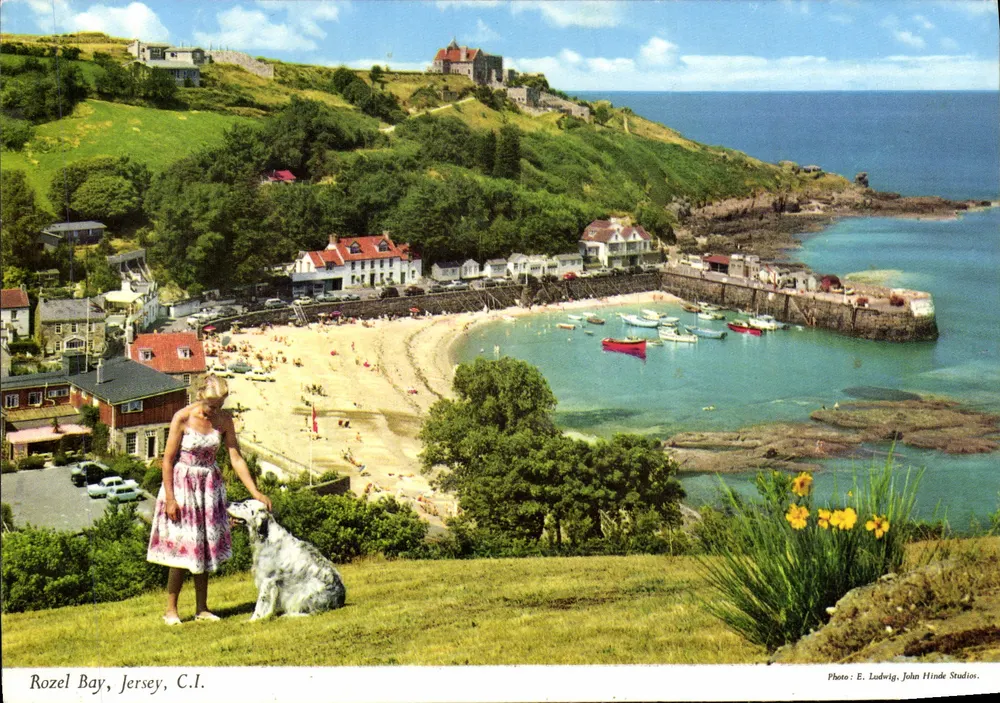 Rozel Bay, Jersey, C.I. — visão panorâmica com mulher e cachorro — Foto: E. Ludwig, John Hinde Studios - Frente