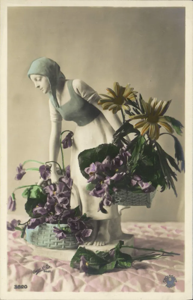 Mulher com avental e chapéu — com violetas e flores amarelas — Gast VIE Fot. n°3820 - Frente