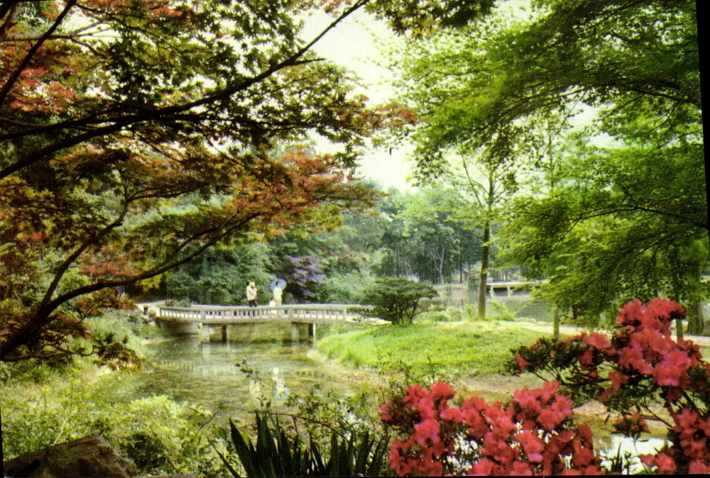 Jardim botânico de Cantão — vista do ponte sobre lago — editor não identificado - Frente