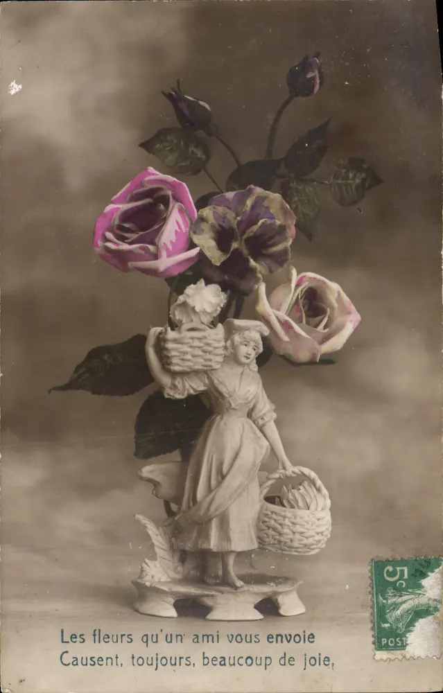 Fleurs et figurine — statue d'une jeune fille portant des paniers — éditeur non visible, n° de série non lisible - Frente