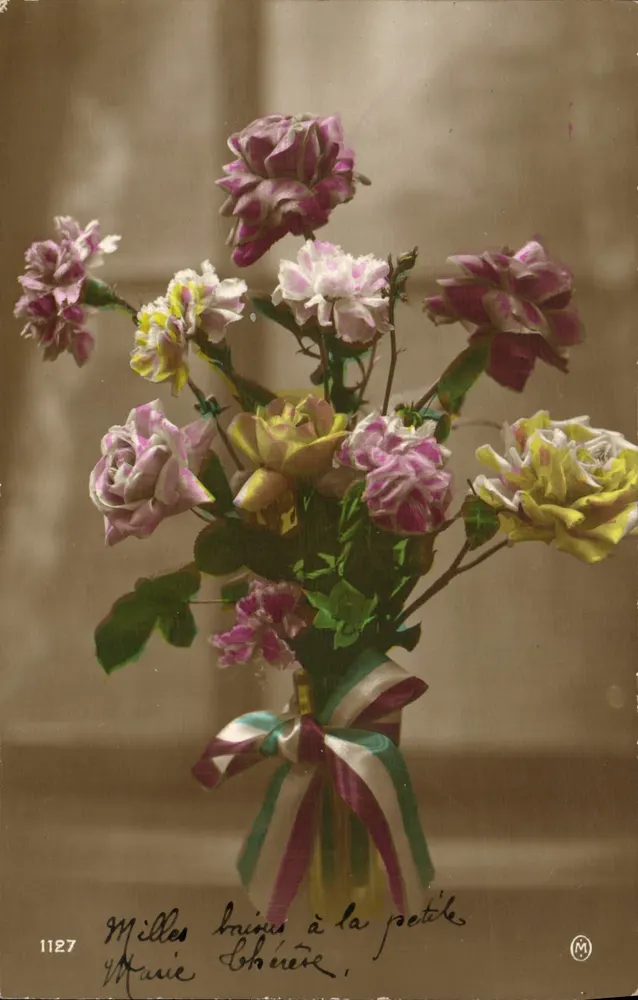 Bouquet van gekleurde rozen — 'Duizend kussen aan de kleine dichterster, Marie Chéreté' — uitgever M, nr. 1127 - Voorkant