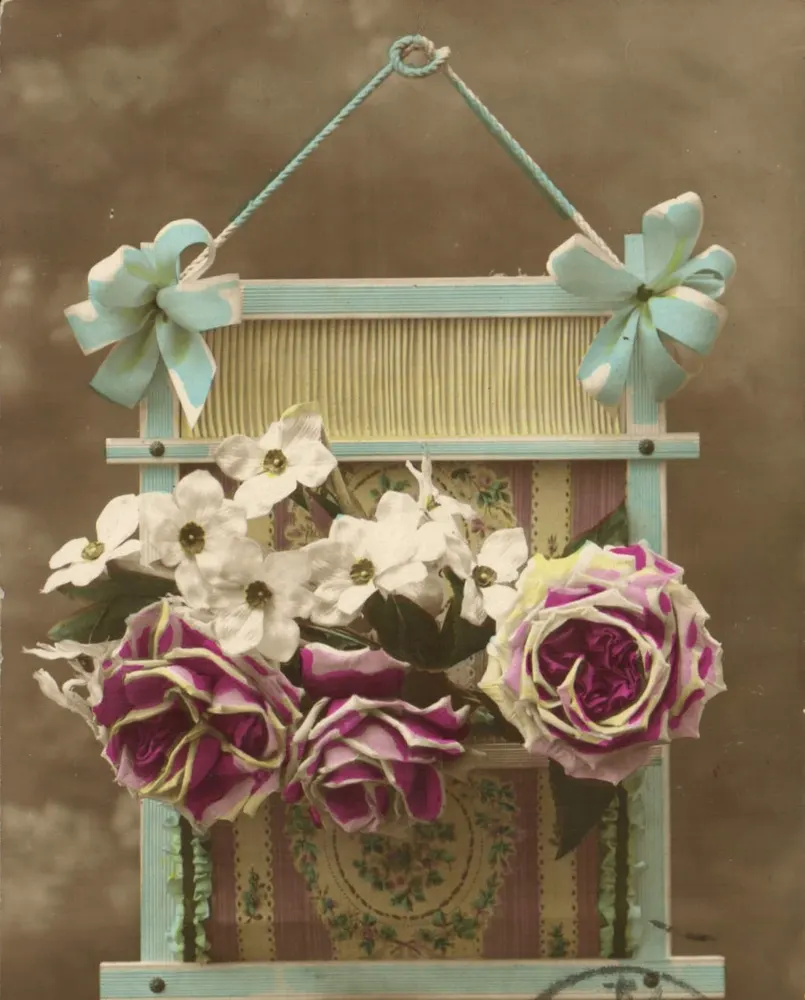 Bouquet de roses et fleurs blanches — composition suspendue dans un cadre en bois bleu pâle — éditeur Christensen, n° 6 - Frente