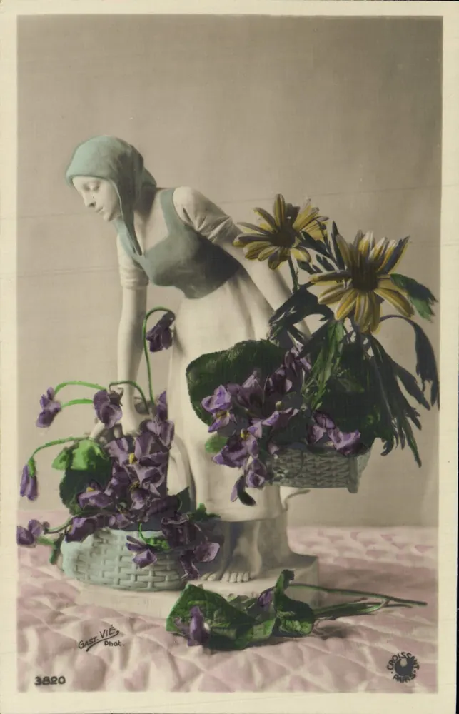 Woman in bonnet — with violets and sunflowers — Gast Vié, Croissant, Suresnes, n°3820 - Front