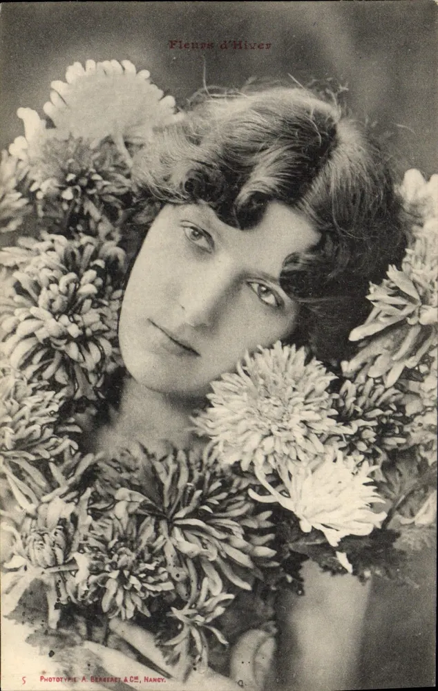 Fleurs d'Hixer — Portrait einer jungen Frau umgeben von Chrysanthemen — Phototype A. Berseret & Cie, Nancy, n°5 - Vorderseite