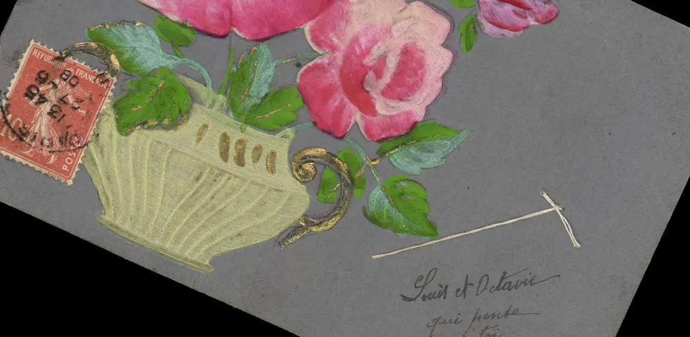 Arranjo de rosas em um vaso — editor não identificado — número de série não visível - Frente