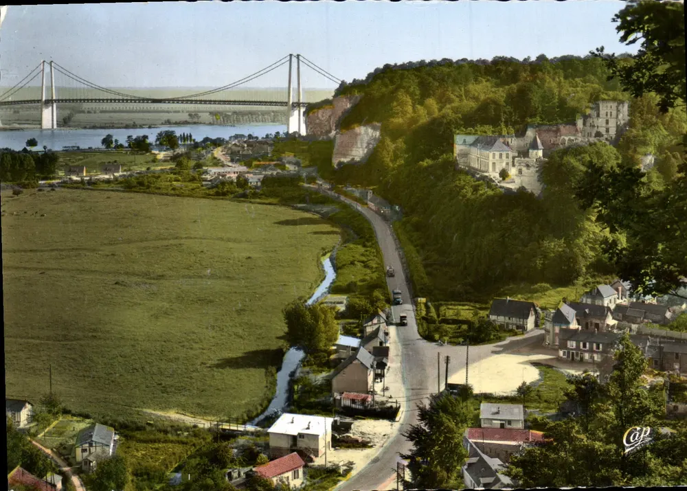 Vista da cidade de Tancarville — ponte suspensa no fundo — editor Cap - Frente